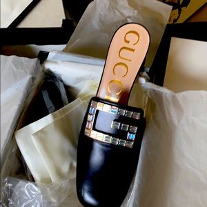 Ladies beautiful shoes dressy G black. Authentic